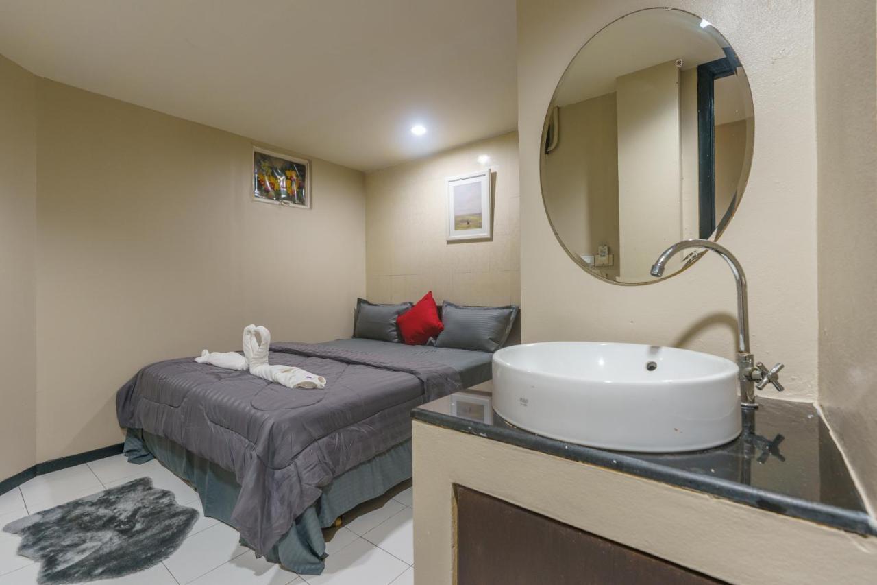 Cheqinn Bed Sukhumvit 4 Nana Plaza Bangkok Dış mekan fotoğraf